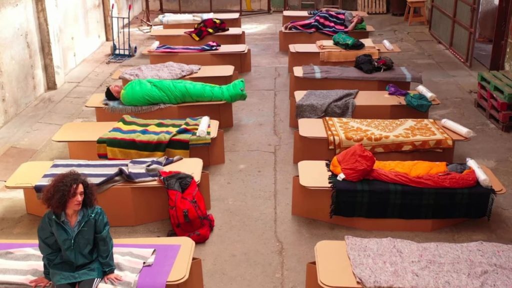 Como uma engenhosa cama de cartão pode ser uma benção humanitária