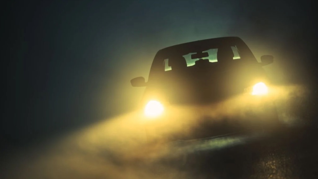 Médios do carro só se ligam de noite? O que diz a lei…