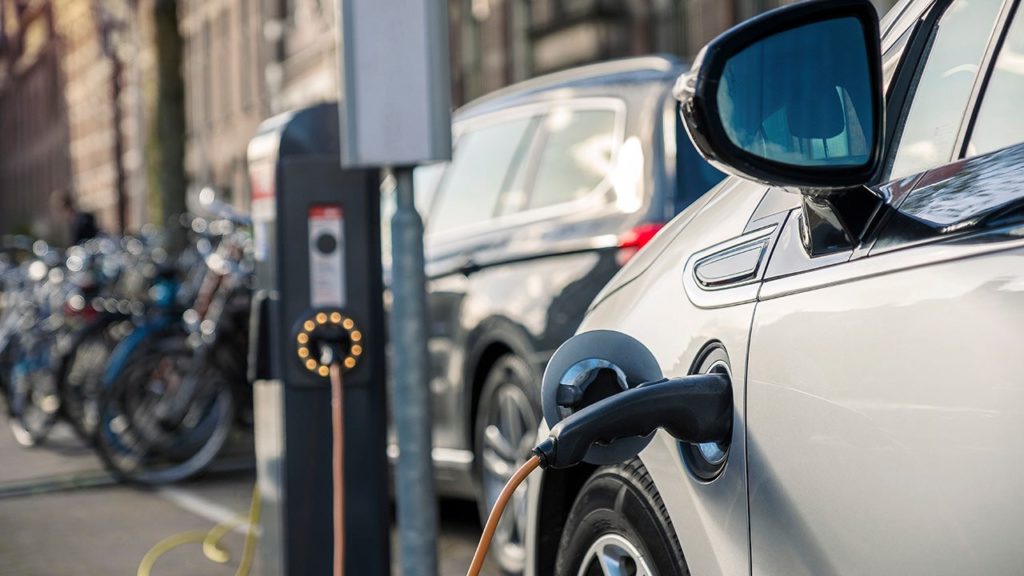 Só em 2027 um carro elétrico vai custar tanto como um carro com motor a combustão