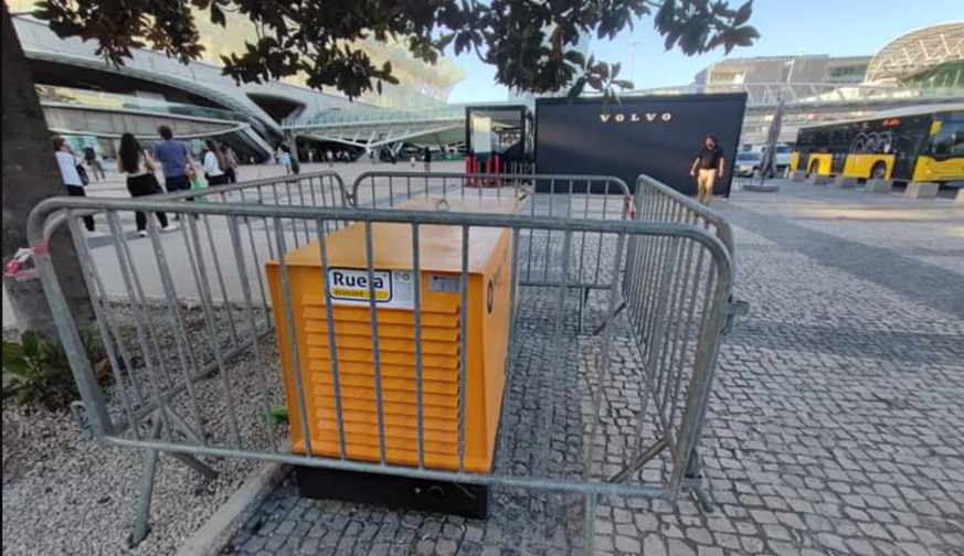 Gerador a gasóleo “alimenta” apresentação de um carro elétrico
