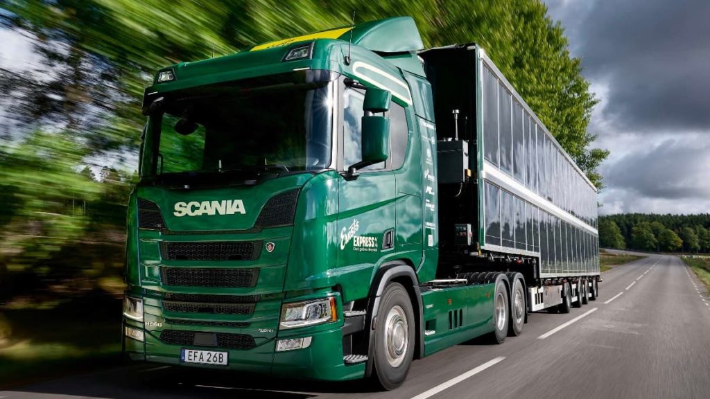 Primeiros testes de estrada do novo camião híbrido Scania alimentado por painéis solares