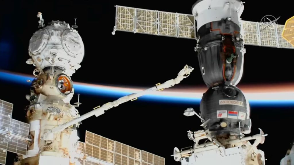 Nave russa Soyuz MS-24 entrega tripulação na Estação Espacial Internacional