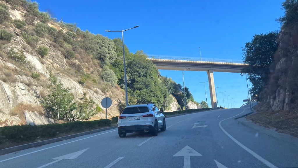Dá multa se ultrapassar pela direita? Atenção às coimas