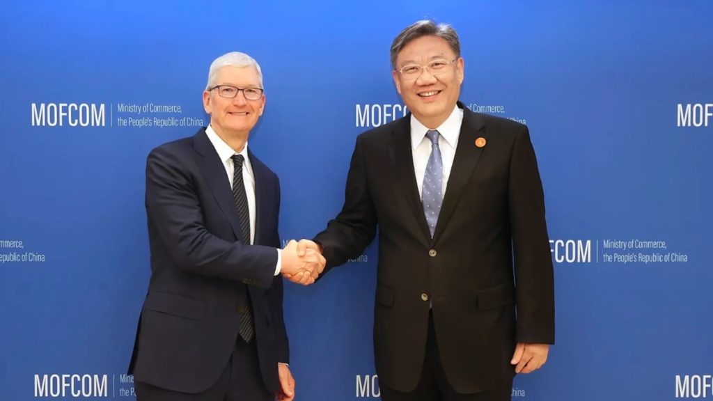 Tim Cook vai à China numa altura em que se fala de vendas do iPhone 15 abaixo do esperado
