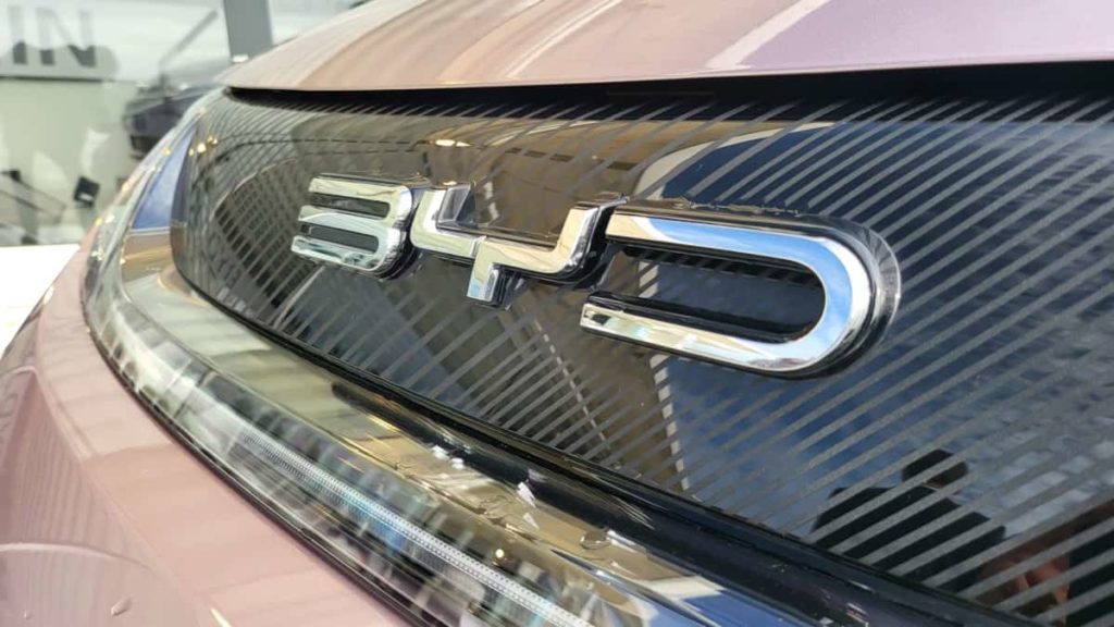 BYD bateu a Volkswagen e foi a marca que mais carros vendeu na China em 2023