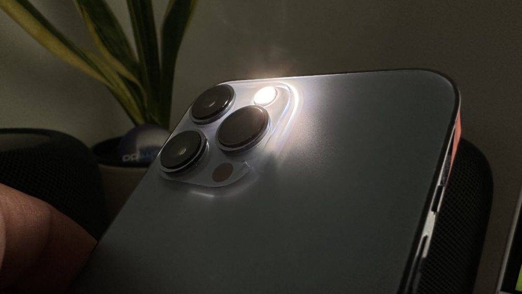 A lanterna do seu iPhone, mesmo no mínimo, tem luz a mais? Veja como resolver