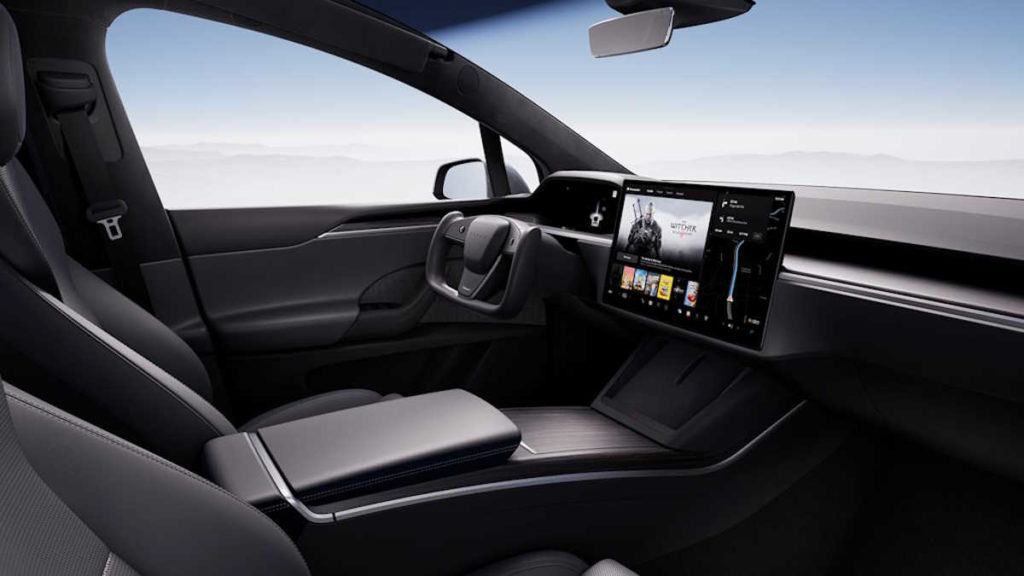 Interiores demasiado simples no Tesla Model Y? Condutor resolveu o problema facilmente