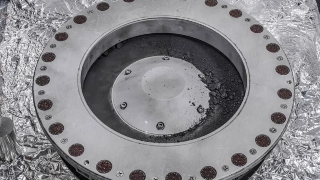 OSIRIS-REx trouxe do asteroide Bennu poeira com abundância de água e carbono