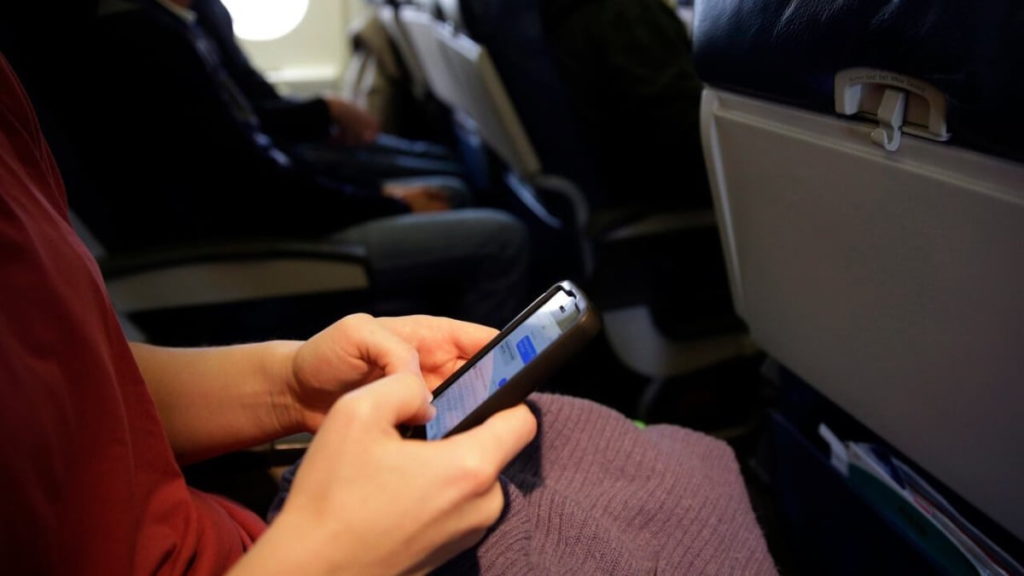 O que fazer se a bateria de um dispositivo inchar no avião?