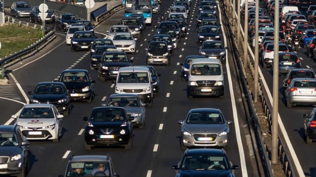 Quase 50% da poluição por microplásticos provém dos automóveis. Porquê?