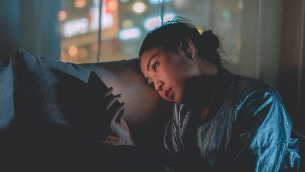 Após suicídio de adolescente, Character.AI vai proibir chats ilimitados a menores de 18 anos