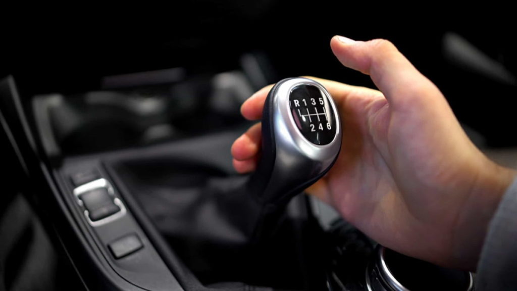 Carro elétrico com velocidades manuais? Toyota vai produzir e incluir barulho do motor