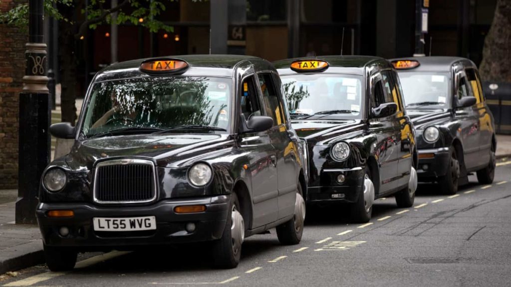 Icónicos táxis pretos de Londres vão juntar-se à Uber