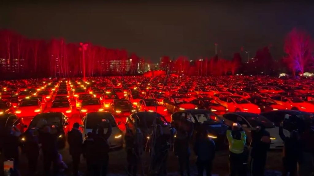 WTF! 700 carros Tesla a dar show de luzes é recorde mundial (vídeo)