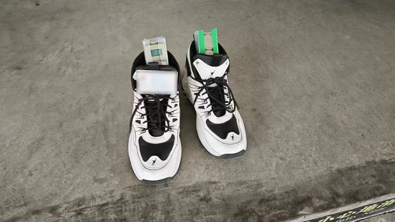China detém pessoas com 118 processadores e 4.240 microSDs escondidos nos sapatos