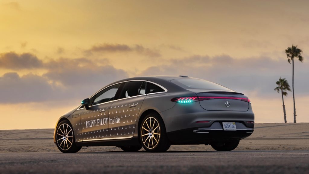 Porque é que alguns Mercedes vão passar a ter faróis azuis?