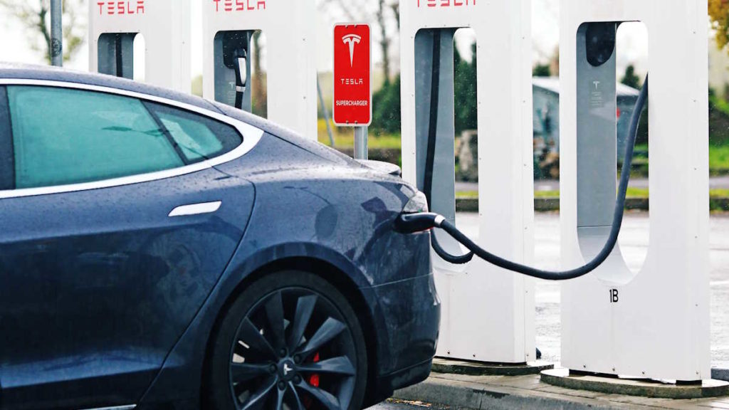 O seu Tesla deita fumo quando está a carregar? Tenha calma que é um  processo normal