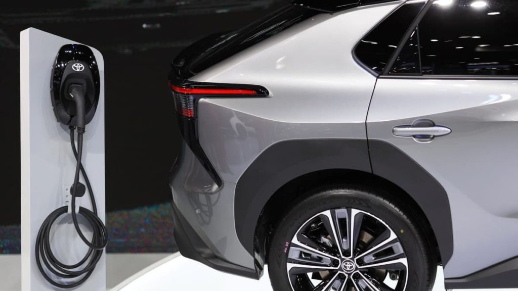 Governos estão a errar por apostarem tudo nos carros elétricos, diz Toyota