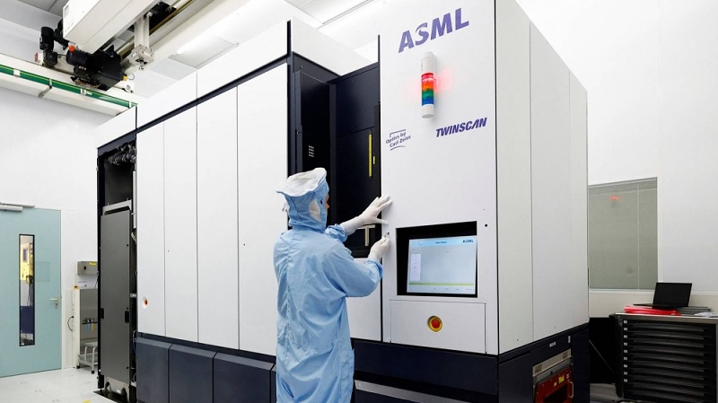 Novas restrições levam a ASML a cancelar também os envios de scanners DUV para a China