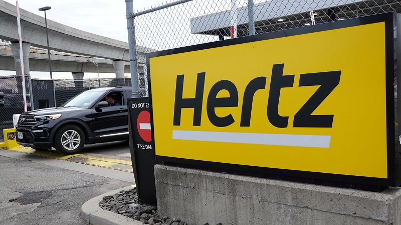 Gigante de aluguer Hertz vai vender 20 mil elétricos e optar por carros a gasolina