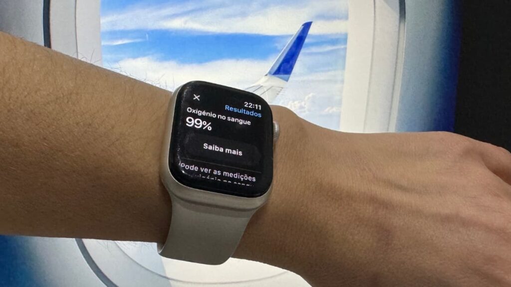 Médico salva passageiro de avião usando Apple Watch da comissária de bordo