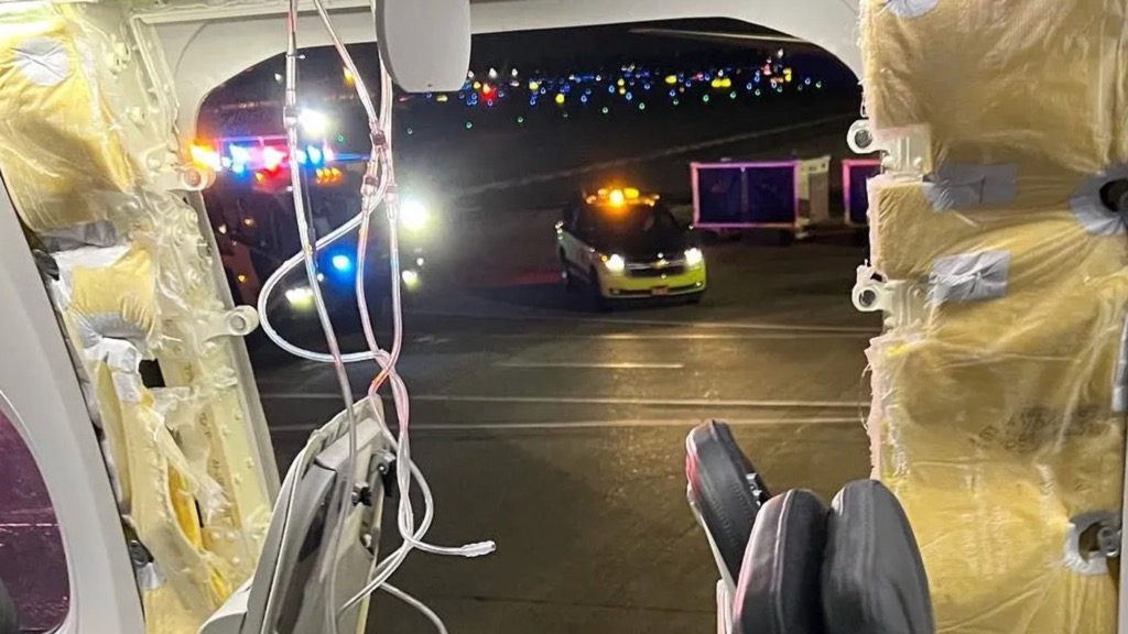 Inacreditável: Avião Boeing 737 MAX 9 perde porta em pleno voo