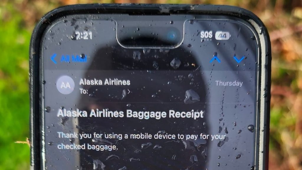 iPhone sugado do avião da Alaska Airline sobrevive a queda de 5 mil metros