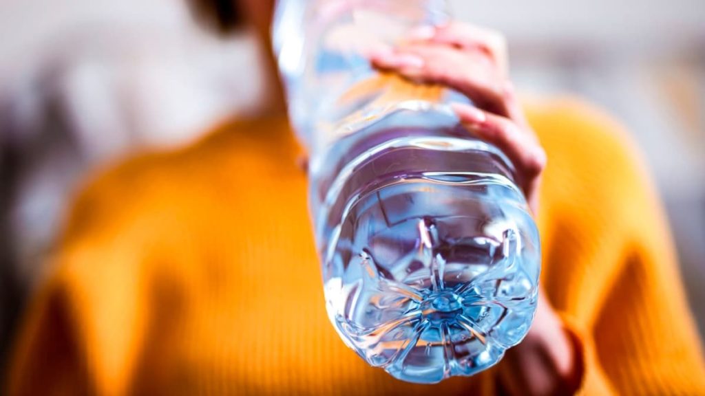 Água em garrafas de plástico contém um quarto de milhão de nanoplásticos
