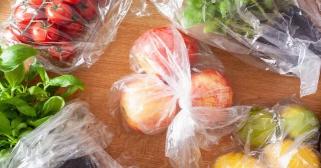 Sacos plásticos transparentes passam a custar 4 cêntimos…