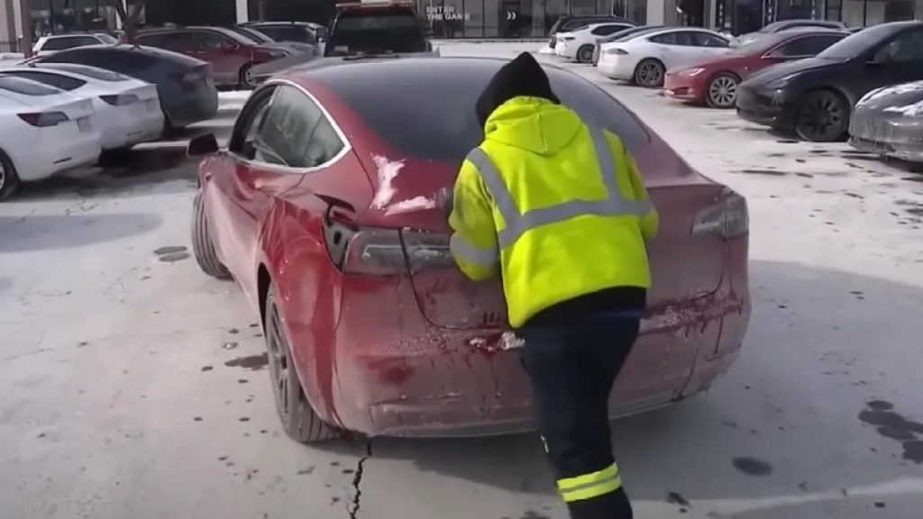 Carros da Tesla sem bateria amontoam-se junto aos Superchargers no frio extremo de Chicago