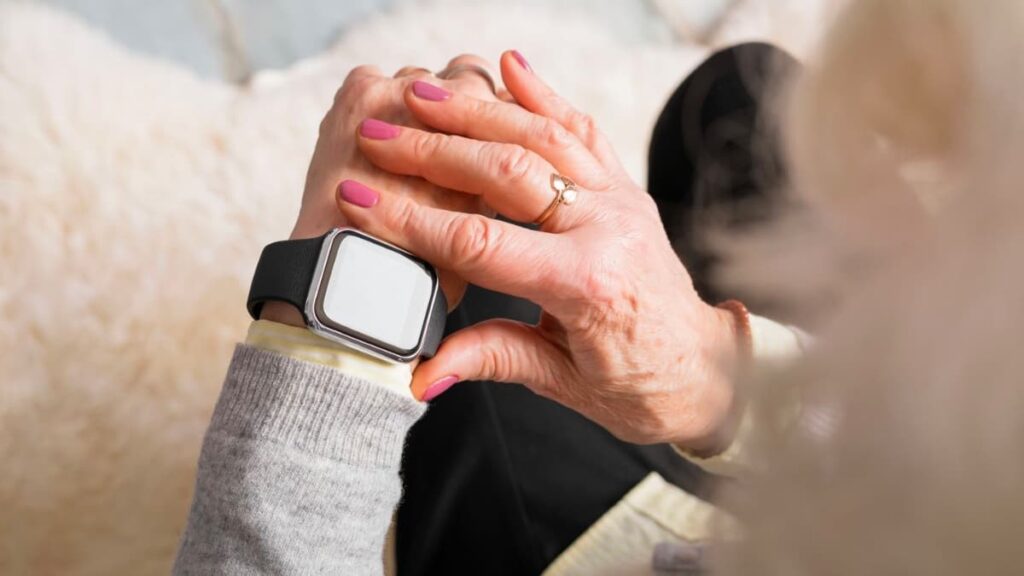 Novo estudo sugere que iPhone e Apple Watch podem ajudar pessoas com artrite reumatoide