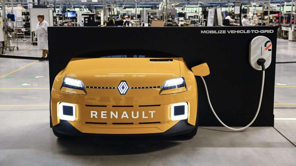 França interrompe subsídios para compra de carros elétricos por ter demasiados pedidos
