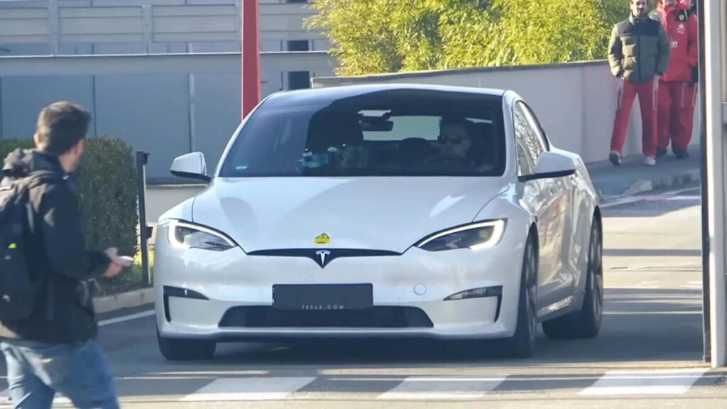 Ferrari foi apanhada a testar um Tesla Model S na sua fábrica de Maranello