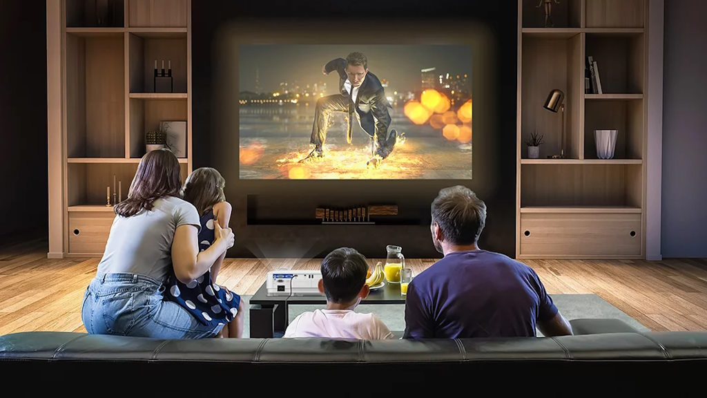Cansado de assistir filmes num ecrã pequeno? Opte por um projetor LED