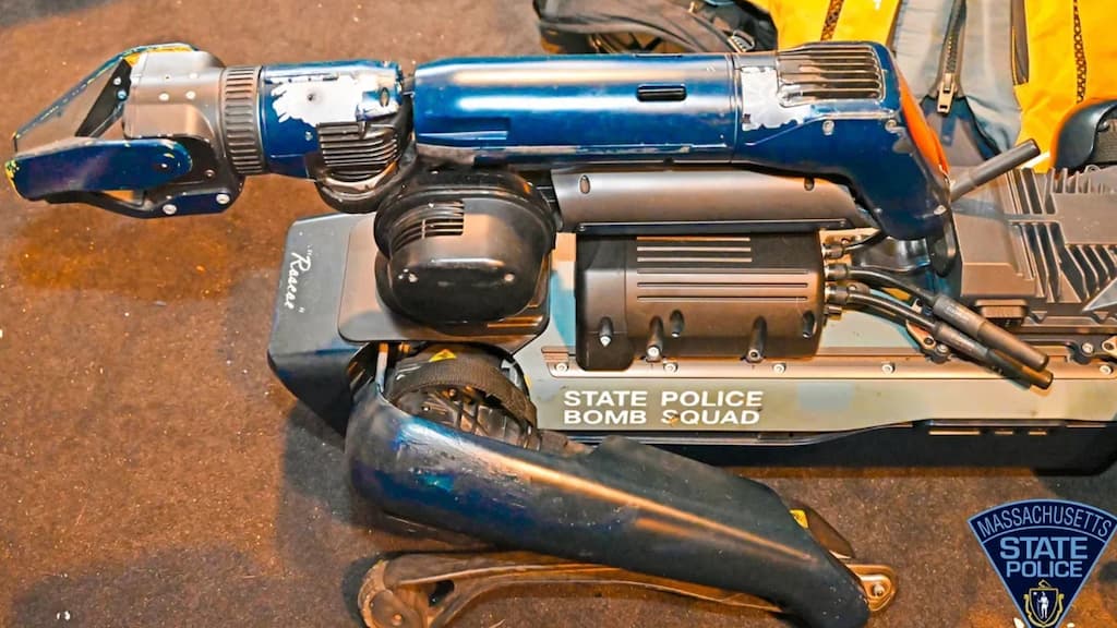 Cão-polícia robô foi baleado várias vezes e evita tragédia