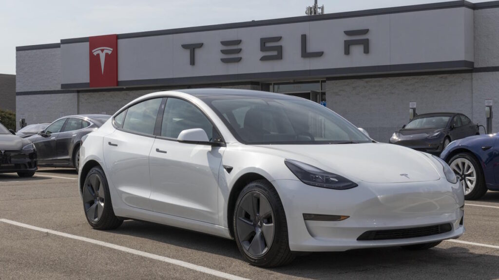Hackers quebram a segurança de um Tesla e ganham 200 mil dólares e um Model 3