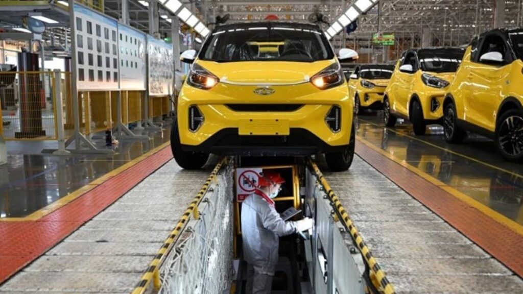 Marcas chinesas não podem chegar à Europa e “construir quatro chapas com rodas e bancos”
