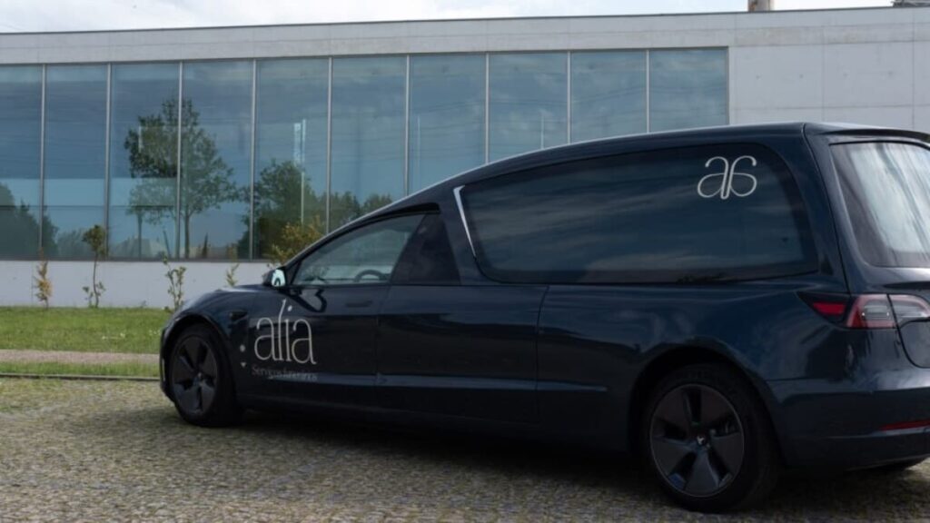 Este Model 3 está diferente… Primeiro Tesla fúnebre chega a Portugal