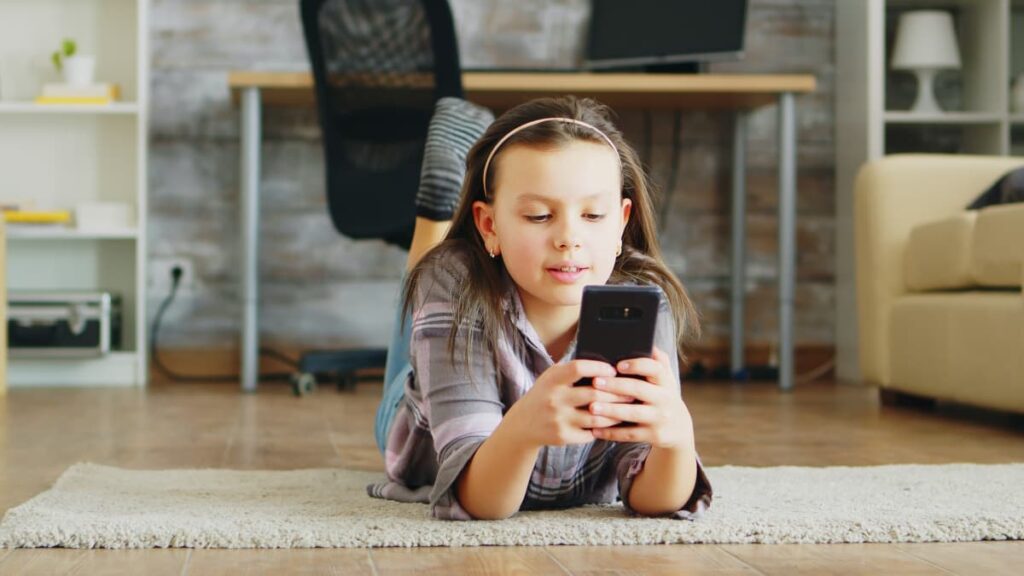 Meta criticada por baixar a idade mínima para usar o WhatsApp de 16 para 13 anos