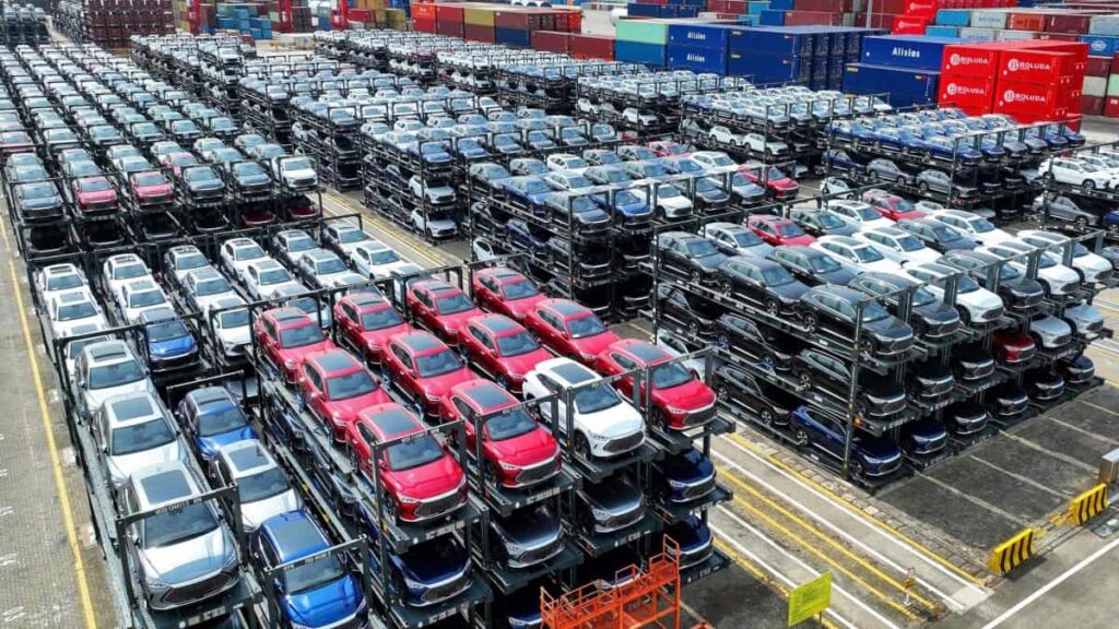China está a exportar cada vez mais elétricos… e a encomendar mais navios para transportá-los