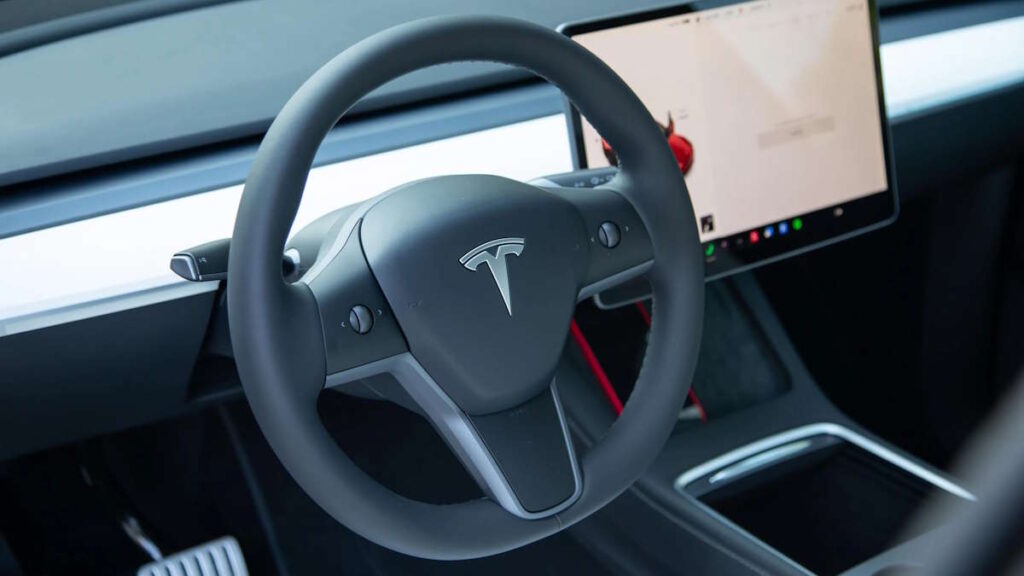 Proprietários de veículos Tesla querem voltar para carros a combustão?