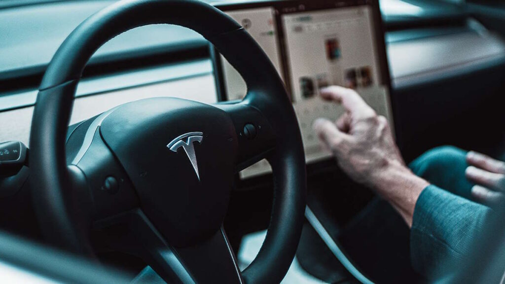 Empresa alemã não vai incluir mais elétricos da Tesla na sua frota, porque Musk apoia Trump
