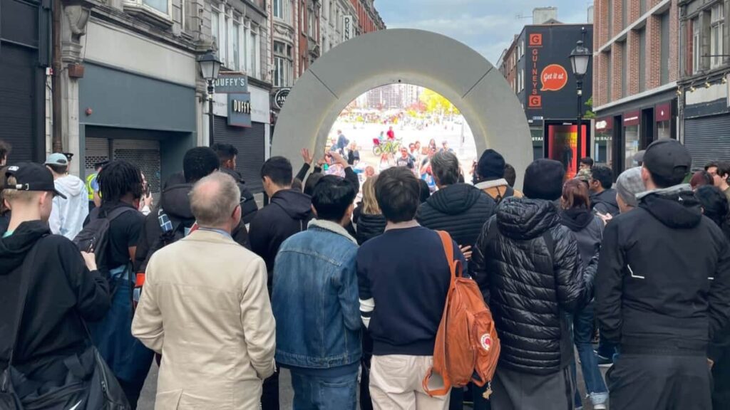 Este “portal” liga Dublin e Nova Iorque, mas há um problema: partilha de conteúdo impróprio