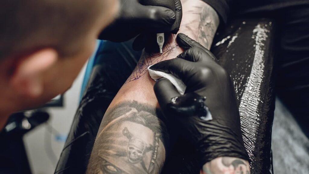 Tatuagens aumentam o risco de cancro em 21%, diz novo estudo