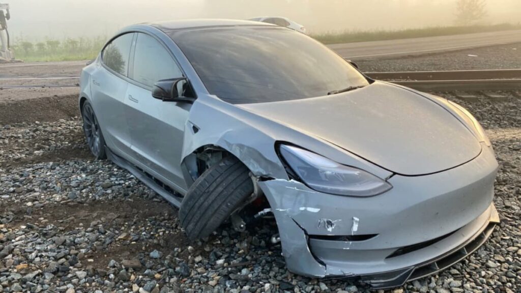 Tesla em piloto automático quase se mete debaixo de um comboio (vídeo)
