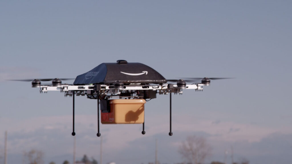 Amazon obtém aprovação da FAA para aumentar entregas de encomendas através de drones