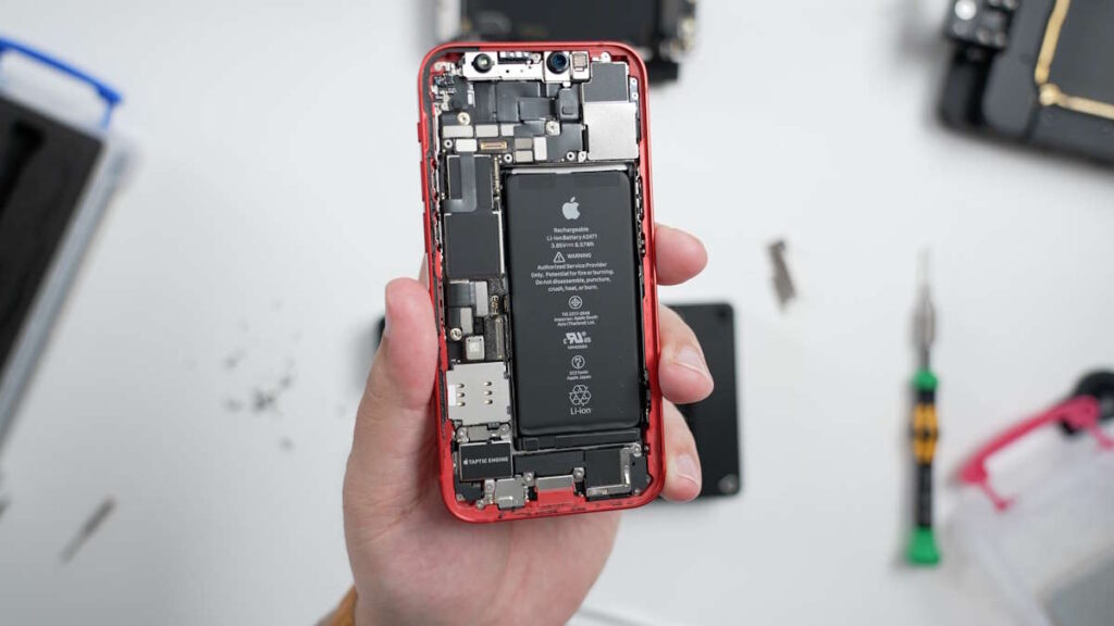 Apple desenvolve novas formas de facilitar a substituição das baterias do iPhone