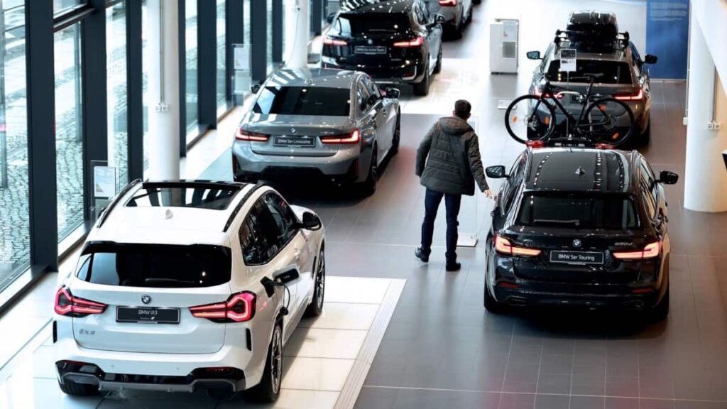 Maior grupo parlamentar europeu quer rever a proibição dos motores de combustão
