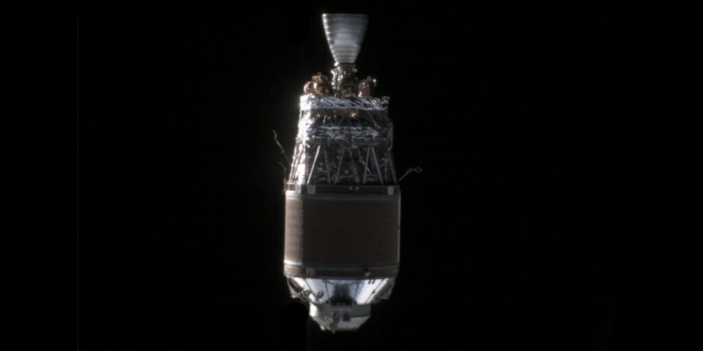 Satélite capta imagem extraordinária de um enorme pedaço de lixo espacial