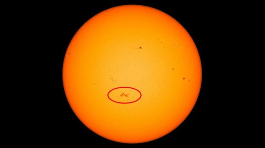 Uma mancha solar altamente ativa está de novo apontada para nós. O que podemos esperar?